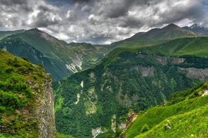 belas montanhas coloridas vistas do monumento da amizade rússia geórgia em kazbegi, geórgia foto