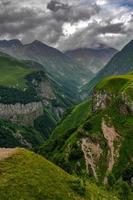 belas montanhas coloridas vistas do monumento da amizade rússia geórgia em kazbegi, geórgia foto