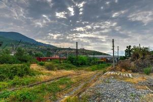 antigos vagões soviéticos na cidade de gori, georgia. foto