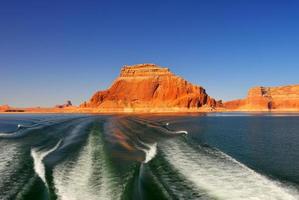 cruzeiro ao longo do lago powell foto