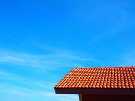 telhado e paisagem de céu azul, telhado marrom à direita da foto no céu