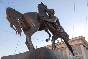 vista do monumento dos domadores de cavalos de peter klodt na ponte anichkov em são petersburgo, rússia. foto