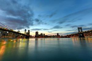 ponte do brooklyn e vista de manhattan foto