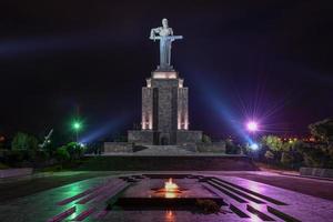 a estátua da mãe armênia no parque da vitória em yerevan, armênia à noite, 2022 foto