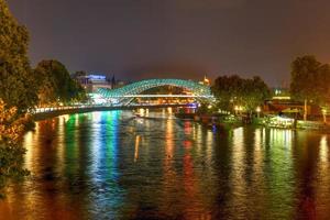 a ponte da paz em tbilisi, uma ponte pedonal sobre o rio mtkvari em tbilisi, geórgia. foto