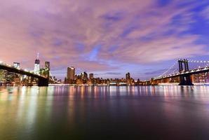 ponte do brooklyn e vista de manhattan foto