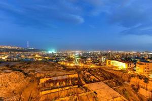 complexo de cascatas de yerevan, uma escada gigante feita de calcário em yerevan, armênia. ele liga a área central de ketron de yerevan ao bairro de monumentos. foto