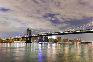 ponte de brooklyn e vista de manhattan com fogos de artifício foto