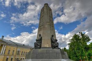 monumento em homenagem aos 850 anos da cidade de vladimir no anel de ouro da rússia, 2022 foto