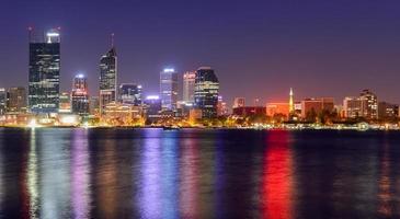 perth, horizonte da austrália refletido no rio cisne foto