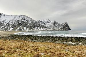 praia unstad, ilhas lofoten, noruega foto