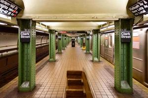 estação de metrô clark street - brooklyn, nova york, 2022 foto
