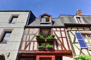 a rue bourbonnoux, ladeada por inúmeras casas em enxaimel, costumava ser a rua principal da cidade e continua sendo uma das mais pitorescas de bourges, frança. foto