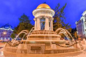 moscou, rússia - 6 de julho de 2019 - o monumento fonte-rotunda para alexander pushkin e natalia goncharova em moscou à noite. foto