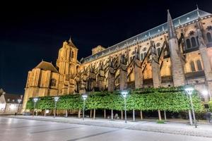 catedral de bourges, igreja católica romana localizada em bourges, frança à noite. é dedicada a santo estevão e é a sede do arcebispo de bourges. foto