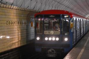 moscou, rússia - 16 de julho de 2018 - estação sportivnaya no metrô de moscou, na rússia. foto