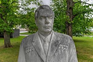 moscou, rússia - 18 de julho de 2018 - escultura de brezhnev no parque de monumentos caídos, moscou, rússia. foto