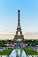 a torre eiffel, uma torre de treliça de ferro forjado no champ de mars, em paris, frança. foto