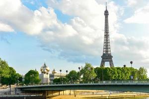 a torre eiffel, uma torre de treliça de ferro forjado no champ de mars, em paris, frança. foto