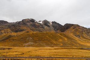 vista ao longo da estrada cusco-puno, peru foto