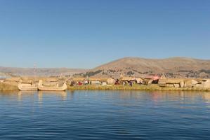 cenário ao redor do lago titicaca, peru foto