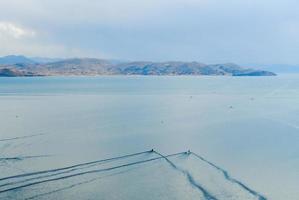 cenário ao redor do lago titicaca, peru foto