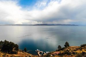 cenário ao redor do lago titicaca, peru foto