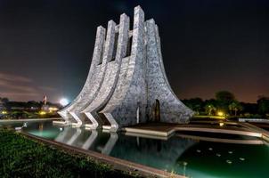 parque memorial kwame nkrumah à noite - accra, gana, 2022 foto