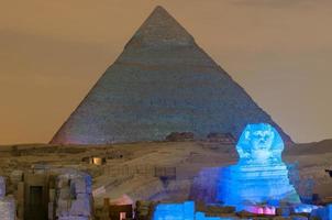 Pirâmide de Gizé e show de luzes da Esfinge à noite - Cairo, Egito foto