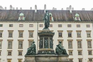 imperador franz i, pátio do palácio hofburg - viena, áustria foto