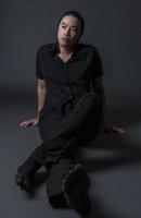 homem bonito de moda asiática posando no estúdio em fundo preto, conceito de estilo de vida de pessoas modernas foto