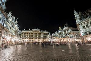 grand place em bruxelas, bélgica à noite. foto