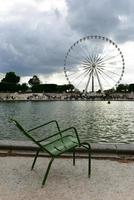 roda gigante pelo jardim das tulherias em paris, frança. é um dos lugares mais antigos e populares do centro de paris, no 1º distrito, na margem direita do sena. foto