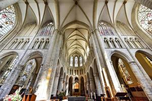 interior de st. miguel e st. catedral gudula em bruxelas, bélgica, 2022 foto