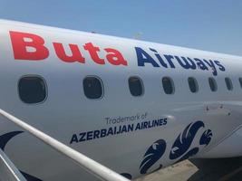 Baku, Azerbaijão - 14 de julho de 2018 - aeronave Embraer erj-190 vp-bhh da Buta Airways em Baku, Azerbaijão. foto