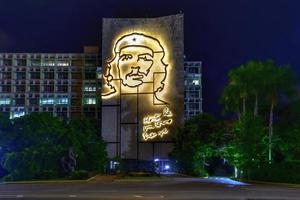 retrato de che guevara no ministério do interior na plaza de la revolucion em havana, cuba à noite, 2022 foto