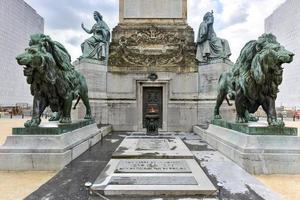 a coluna do congresso é uma coluna monumental situada em bruxelas, bélgica, que comemora a criação da constituição pelo congresso nacional entre 1830-31. foto