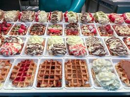 waffles belgas e doces em exposição para venda. foto