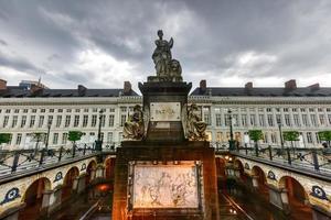 a praça dos mártires em bruxelas com o monumento memorial pro patria, bélgica foto