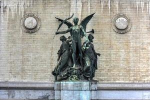 o ensino da estátua de arte de charles van der stappen na entrada do museu real de belas artes em bruxelas, bélgica.