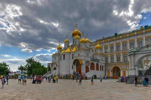 moscou, rússia - 27 de junho de 2018 - catedral da anunciação na praça da catedral do kremlin de moscou, na rússia. foto