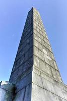 o monumento de patrulha de dover em fort hamilton park é um obelisco de granito projetado por sir aston webb e erguido em 1931 para comemorar a participação da marinha dos eua na guerra mundial. foto