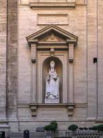 cidade do vaticano - 23 de março de 2018 - estátua de st. gregorius armênio, iluminador da basílica de são pedro no vaticano, roma, itália. ele foi o primeiro chefe oficial da igreja apostólica armênia. foto