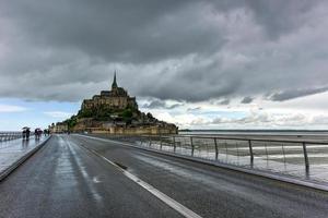 mont saint-michel, frança - 19 de maio de 2017 - catedral do mont saint-michel na ilha, normandia, norte da frança, europa. foto