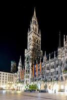 munique, alemanha - 9 de julho de 2021 - panorama noturno da marienplatz e prefeitura de munique em munique, alemanha foto