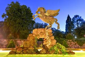 salzburgo, áustria - 11 de julho de 2021 - fonte pegasus ou pegasusbrunnen no jardim do palácio mirabell, salzburgo, áustria. foto