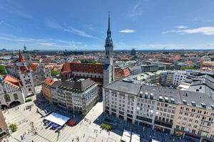 munique, alemanha - 6 de julho de 2021 - vista aérea da prefeitura de marienplatz e frauenkirche em munique, alemanha foto