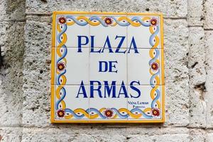 placa de rua da plaza de armas na velha havana, cuba. foto