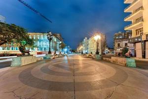 o largo boulevard paseo del prado em havana, cuba à noite. foto