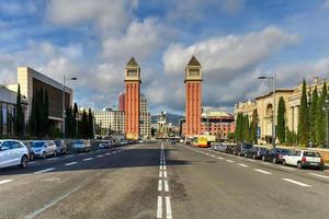 torre veneziana na praça espanya em barcelona, espanha. foto